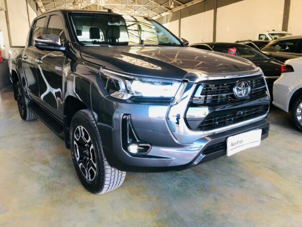 Toyota Hilux SRX 2.8 TDI 4x4 AT Año 2023 - Imagen 2