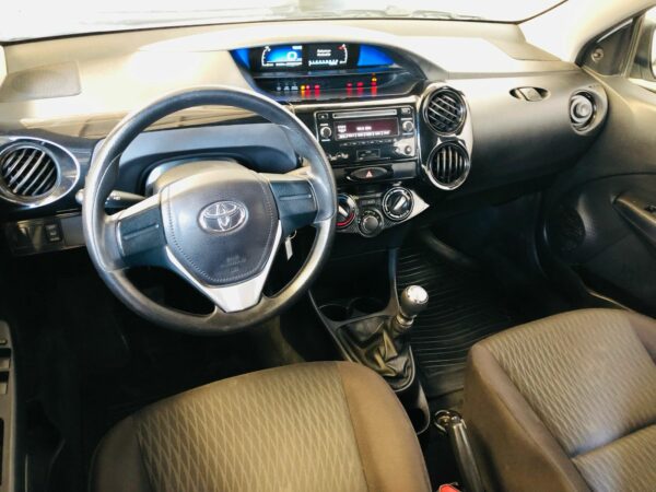Toyota Etios 1.5 X MT Año 2023 - Imagen 8