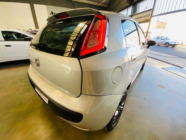 Fiat Punto 1.4 Atractive Año 2017 - Imagen 12