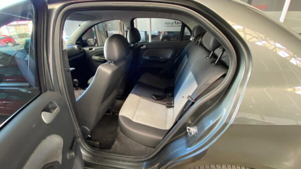 Volkswagen Voyage 1.6 Comfortline Automático Año 2013 - Imagen 10