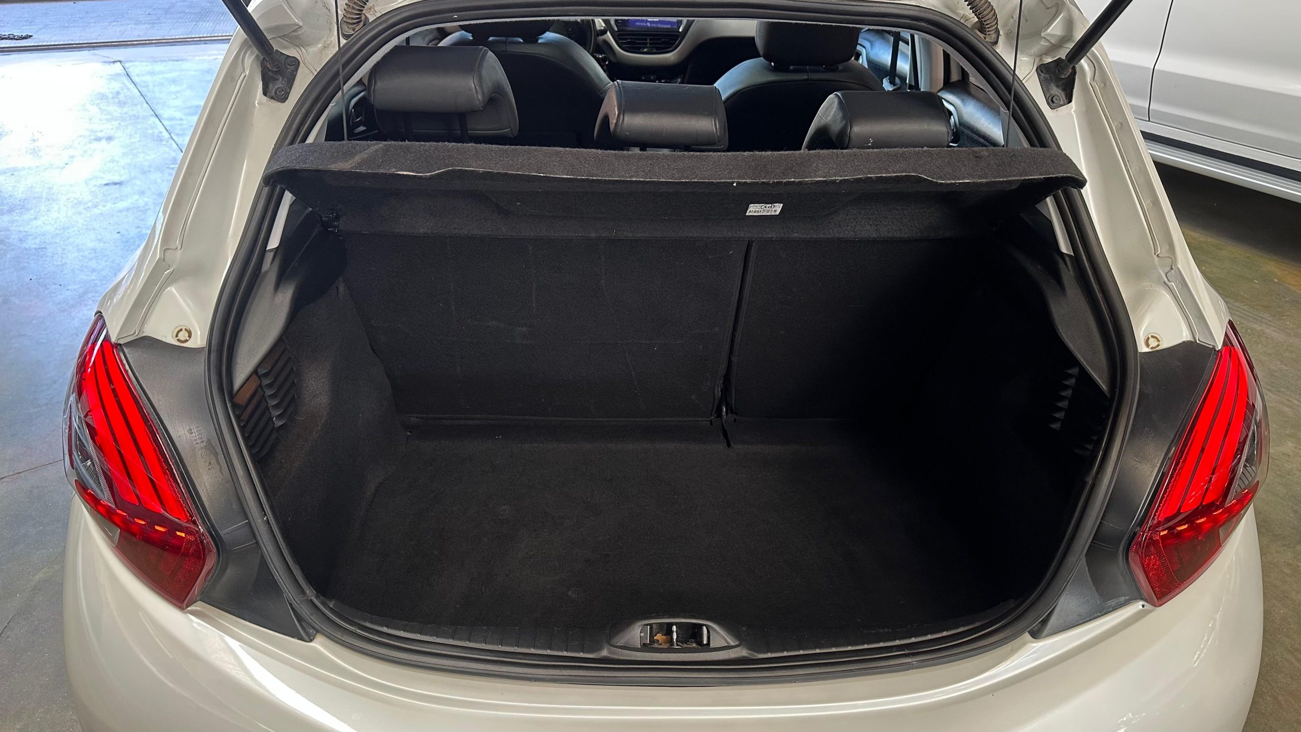 Peugeot 208 Feeline 1.6 Año 2016 - Imagen 11