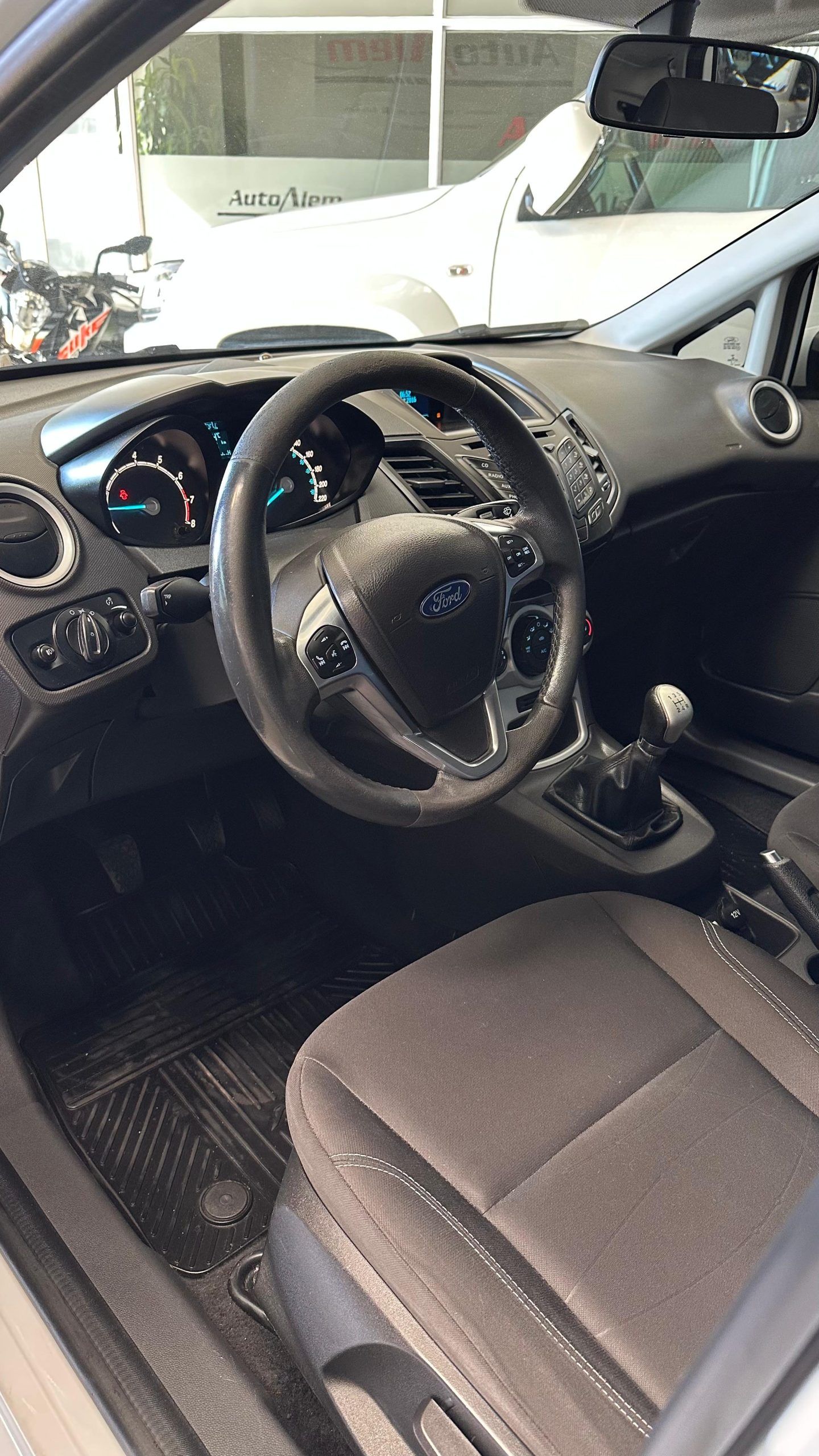 Ford Fiesta Kinetic 1.6 SE Año 2016 - Imagen 6